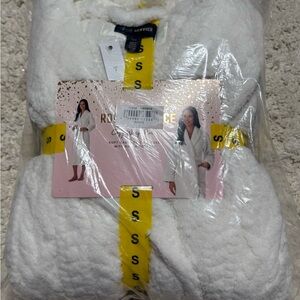 Women’s Room Service Cozy Wrap Robe Cable Knit size Small NWT